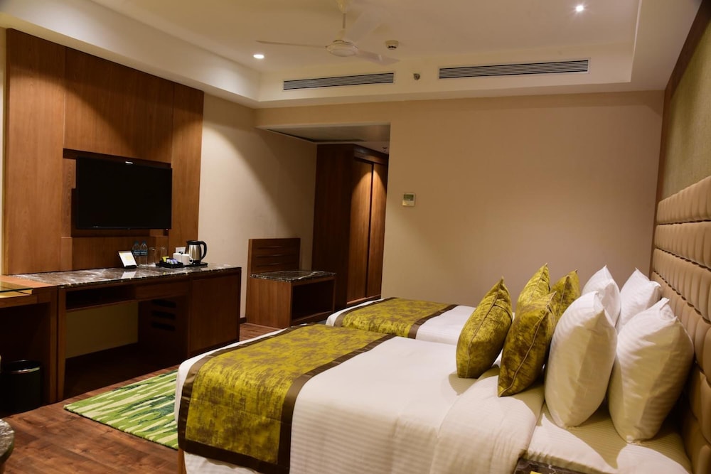 Lemon Tree Hotel Siliguri 11/31