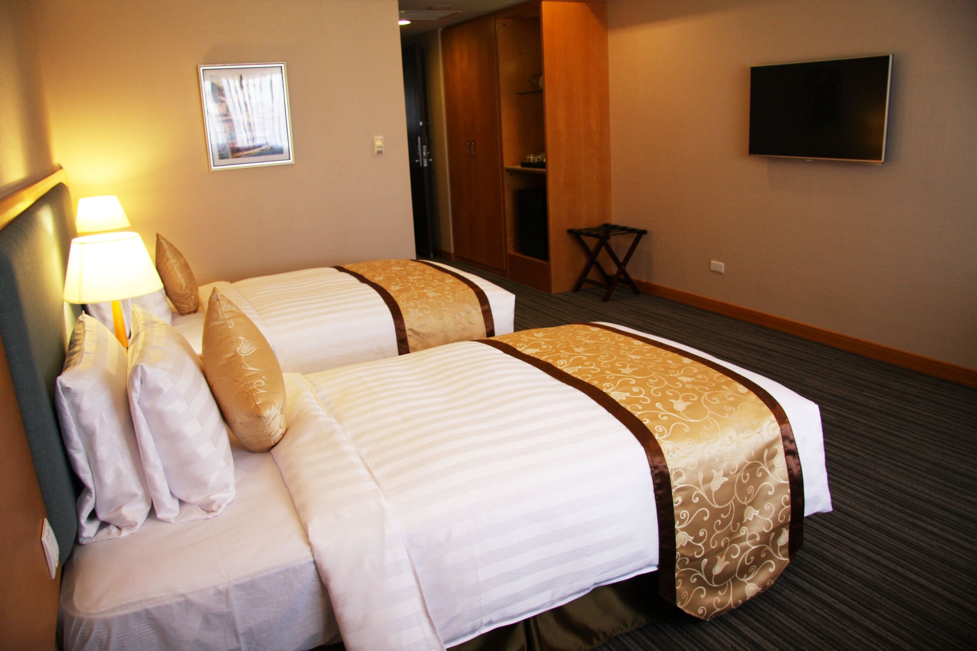 SUPERIOR, DOUBLE OR TWIN BED