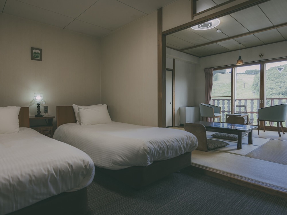 JAPANESE WESTERN, SLOPE VIEW, BATHTUB