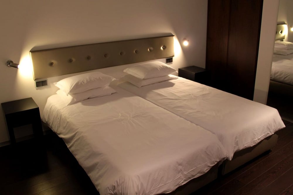 Lazza Hotel 8/45