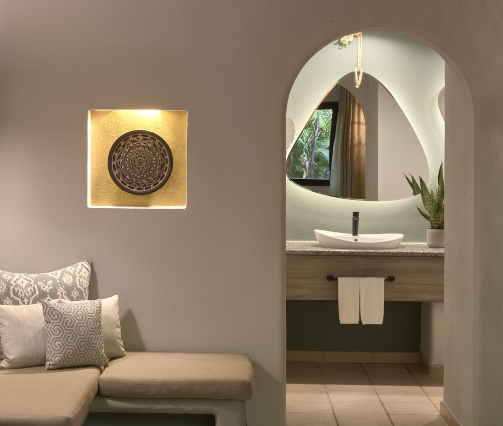Cala Luna Boutique Hotel and Villas 64/86