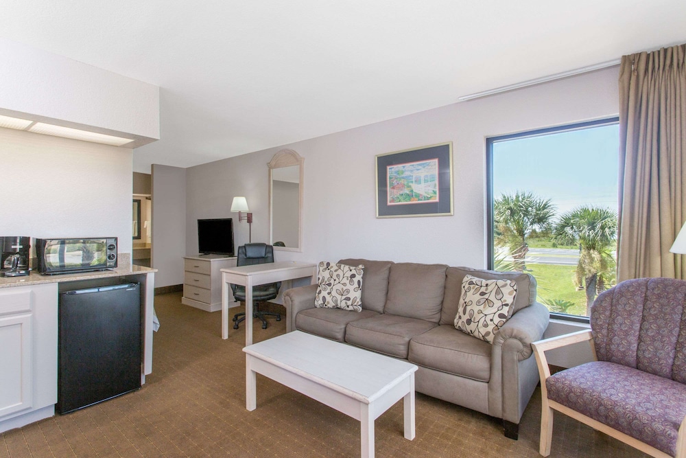Days Inn & Suites by Wyndham Navarre - near Beaches/Hurlburt 25/27