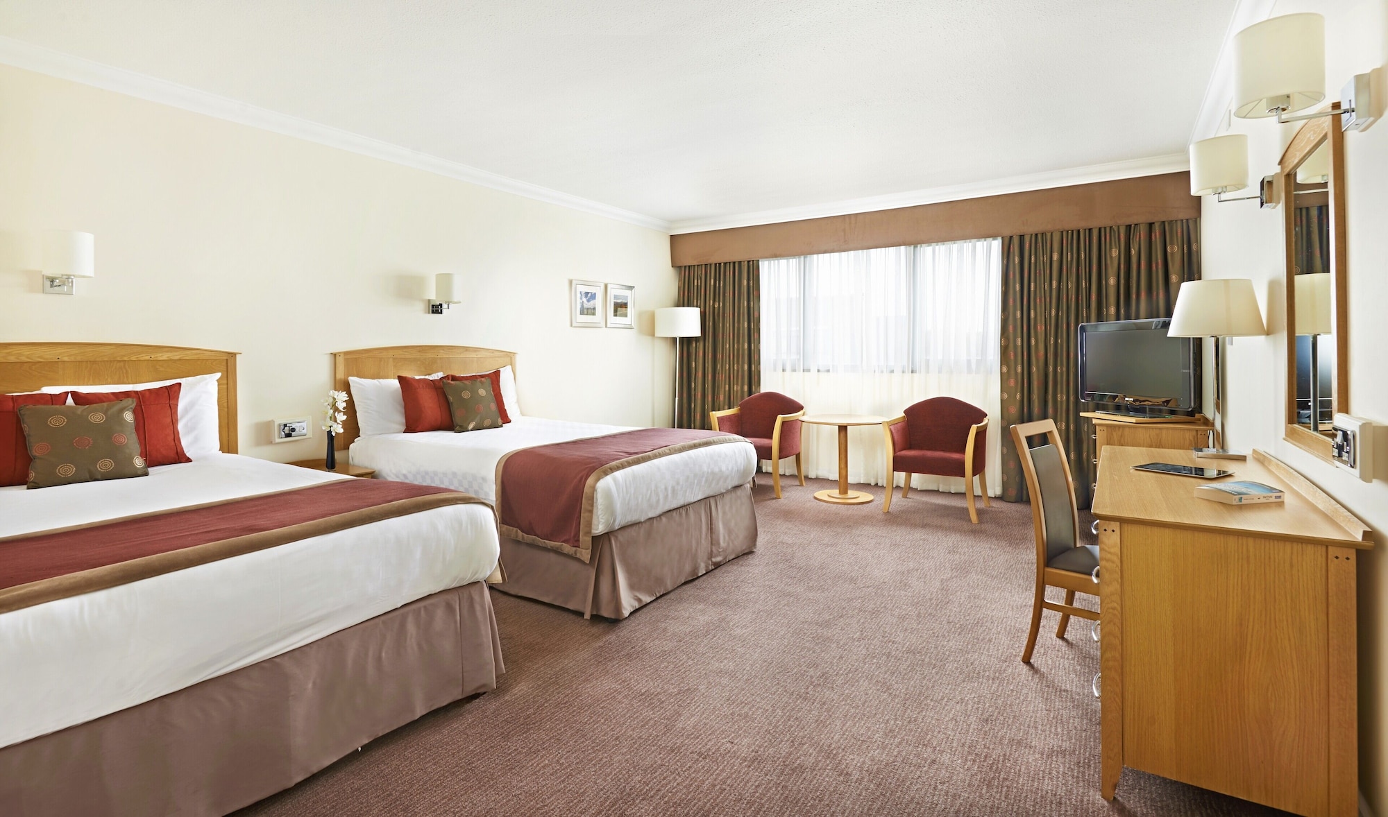 غرفة قياسية رباعية بسريرين مزدوجين، The Aberdeen Altens Hotel 4/5