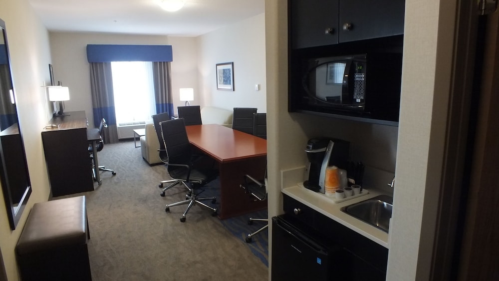 Holiday Inn Suites Regina 37/62