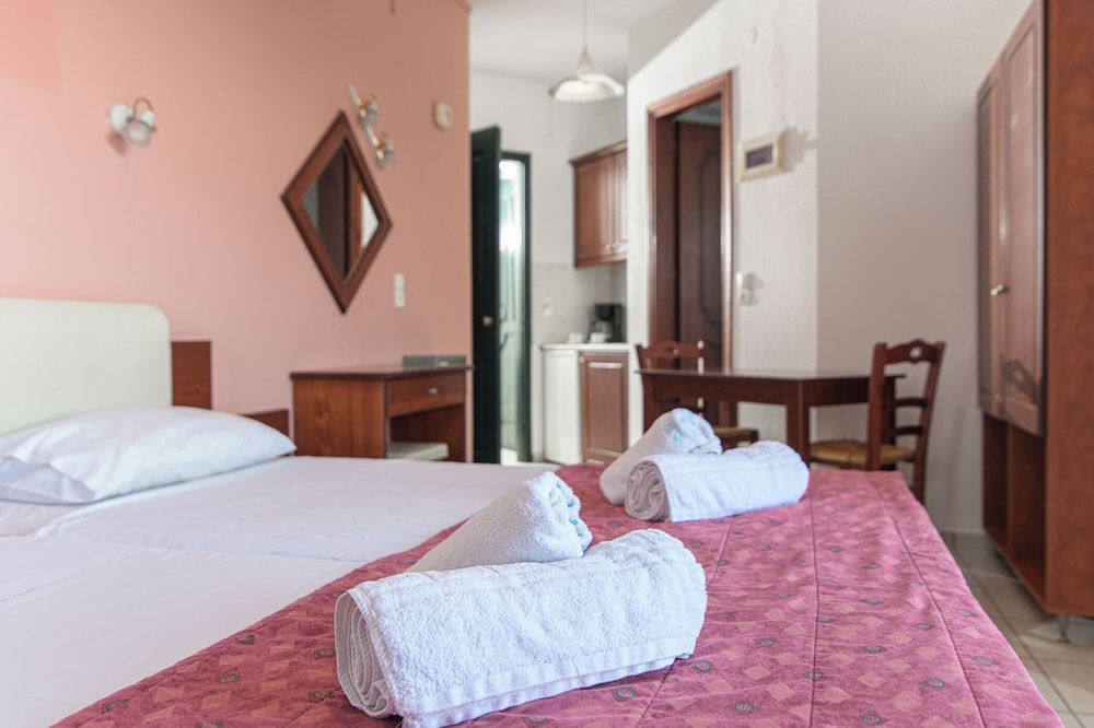 Studio, Twin Beds, Street View 6/10