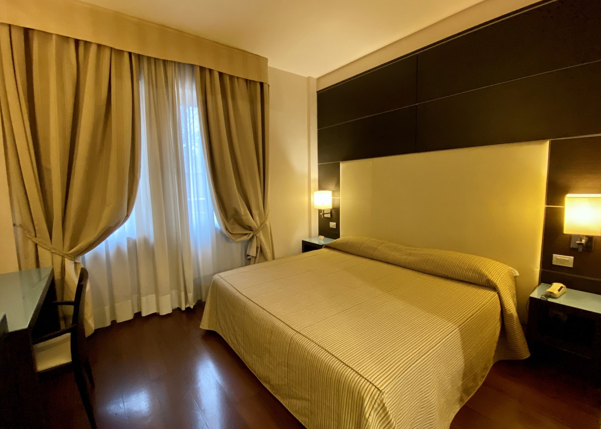 ROOM, DOUBLE BED