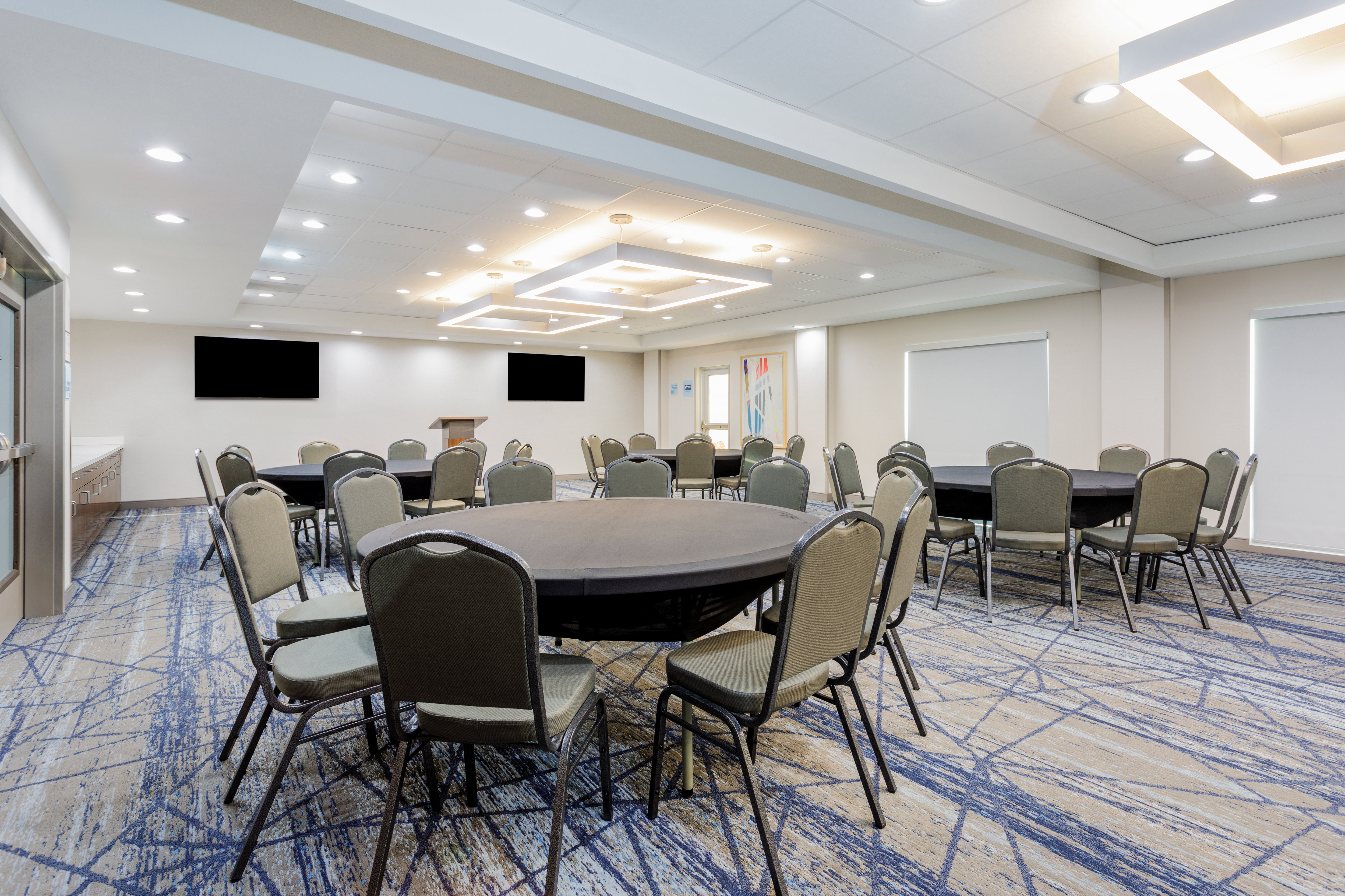 Holiday Inn Express & Suites Tampa Stadium Airport Area 25/36
