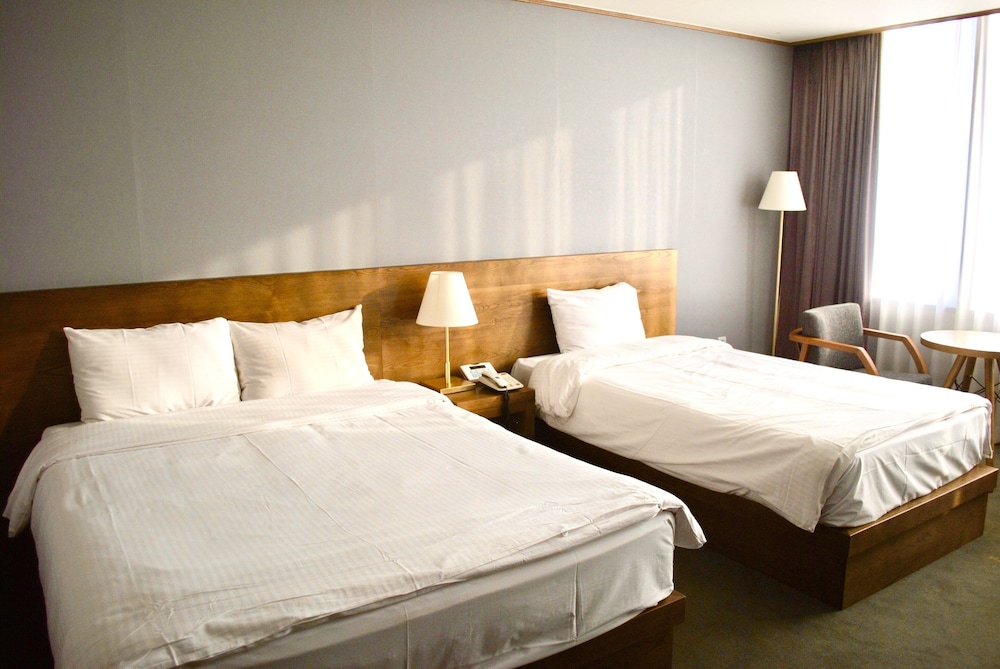 Queen Vell Hotel Wedding 27/63