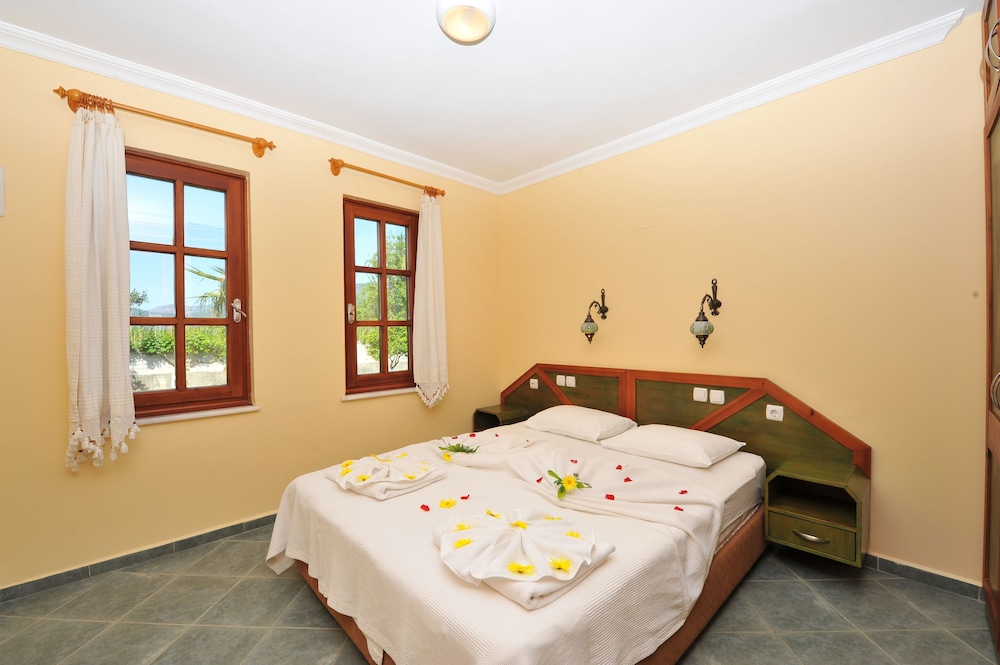 Grenadine Lodge 12/50