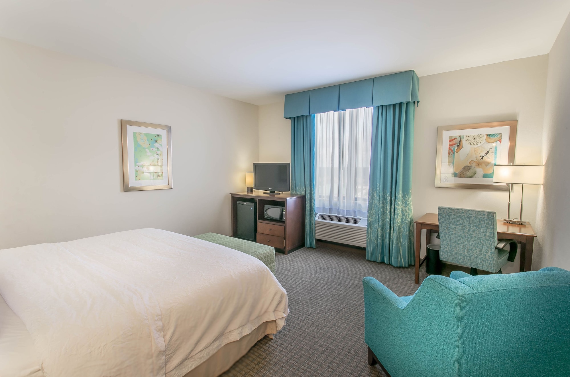Room, King Bed, Street View