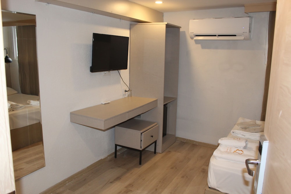 Lola Hotel 37/44