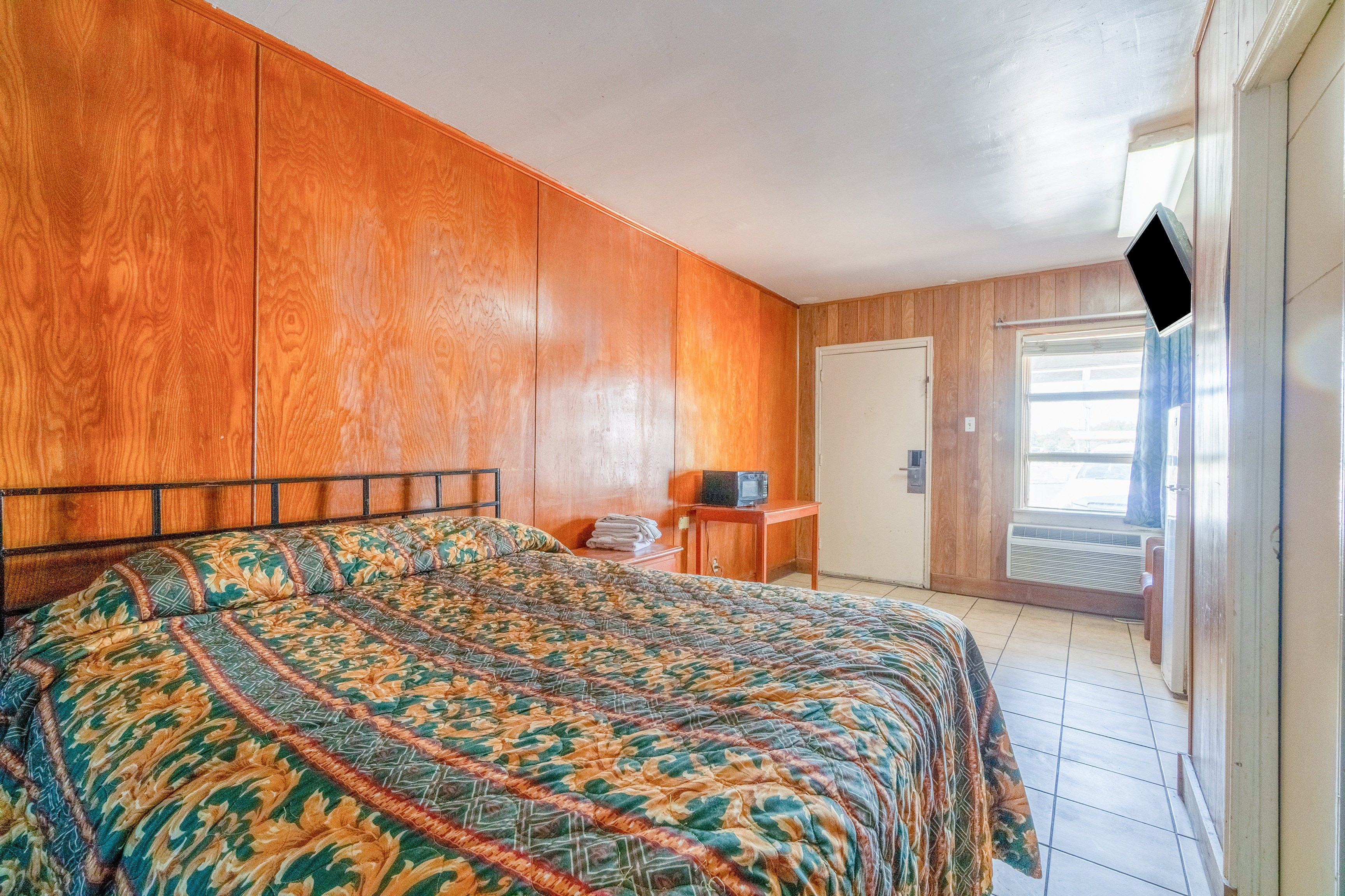Queen Bed Non-Smoking