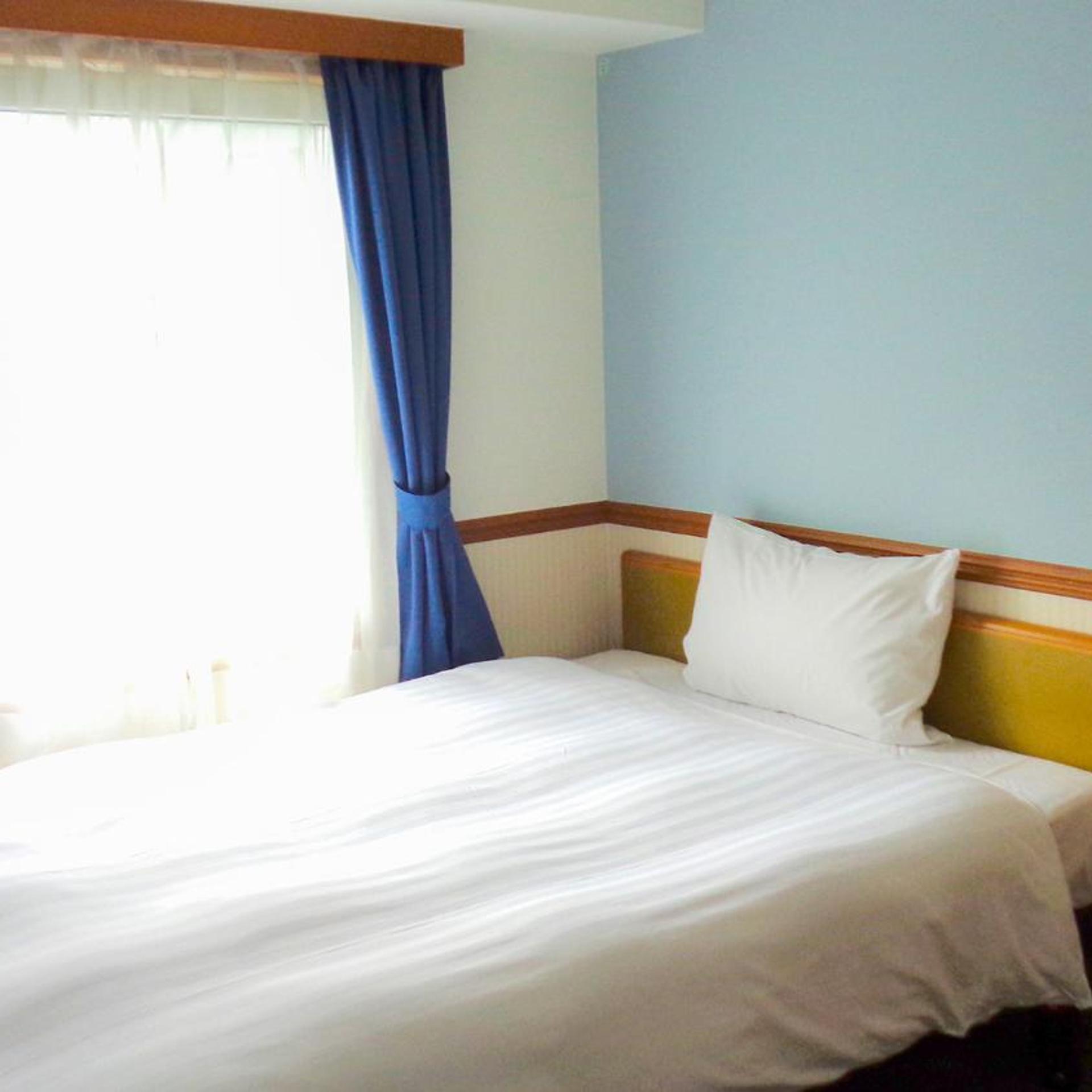 ROOM, SINGLE