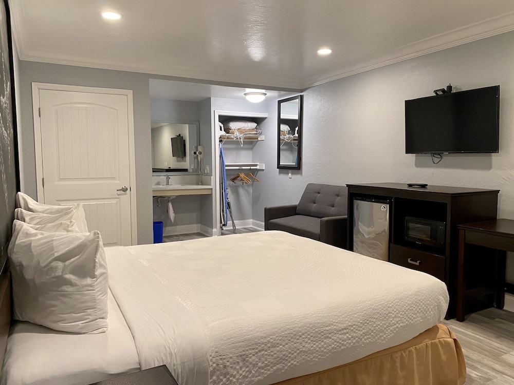Super 8 By Wyndham Monterey/Carmel 26/48