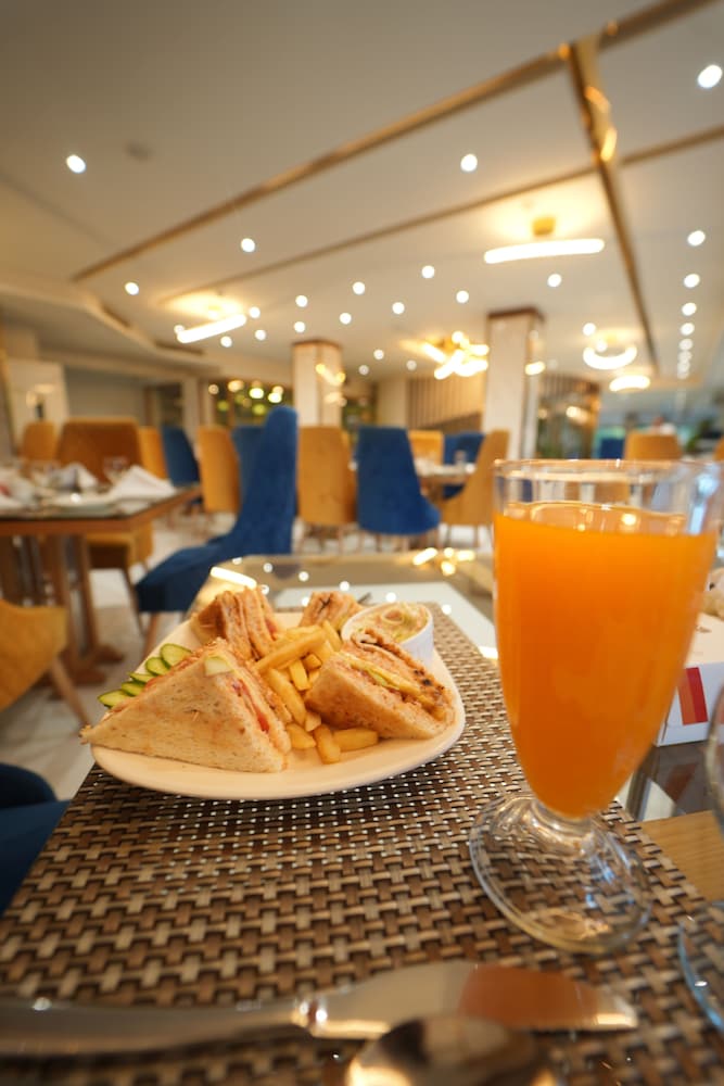 ENVOY CONTINENTAL HOTEL 23/50