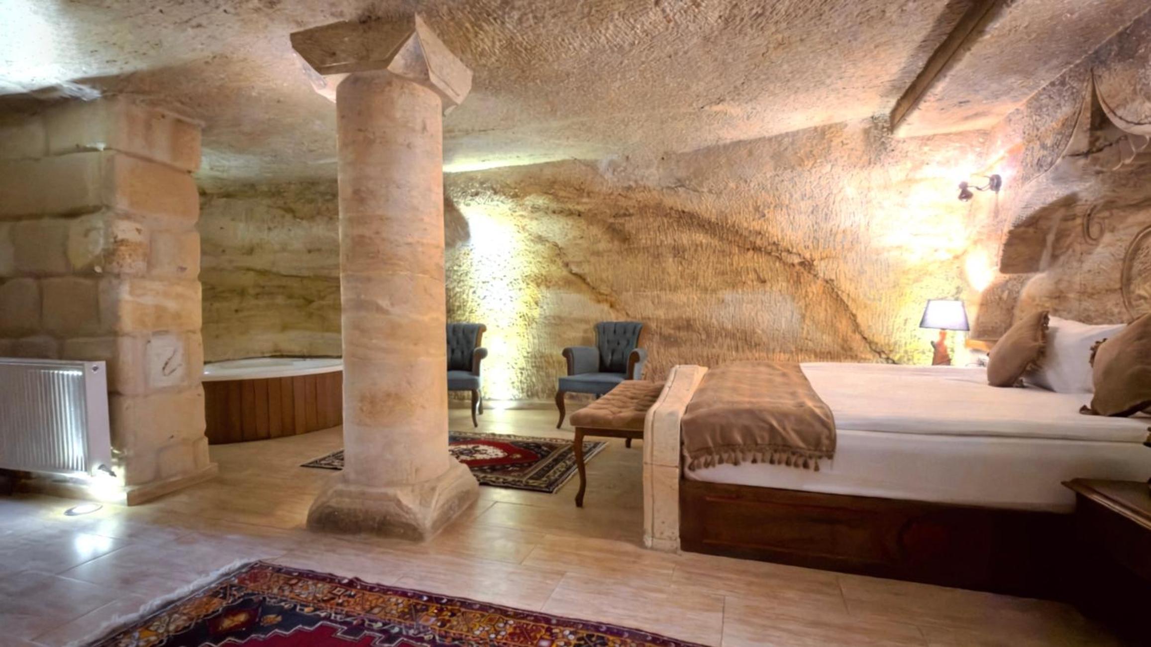 Cave, Suite, King Bed, Hot Tub