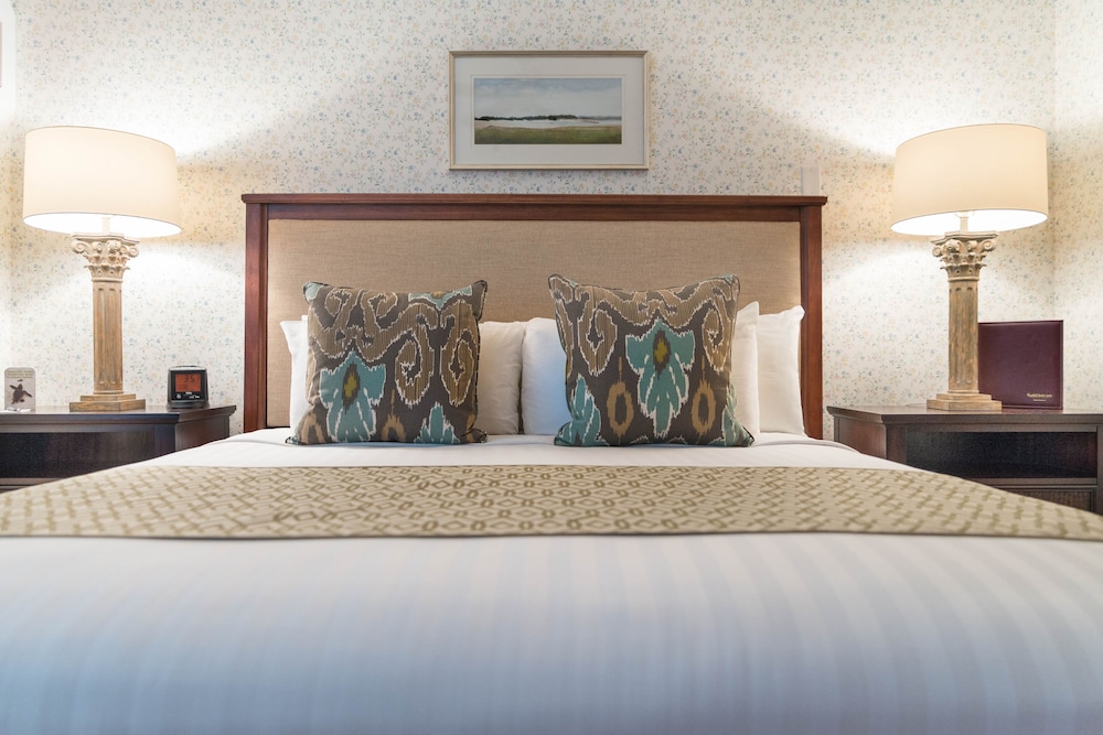 Elizabeth Pointe Lodge 20/70