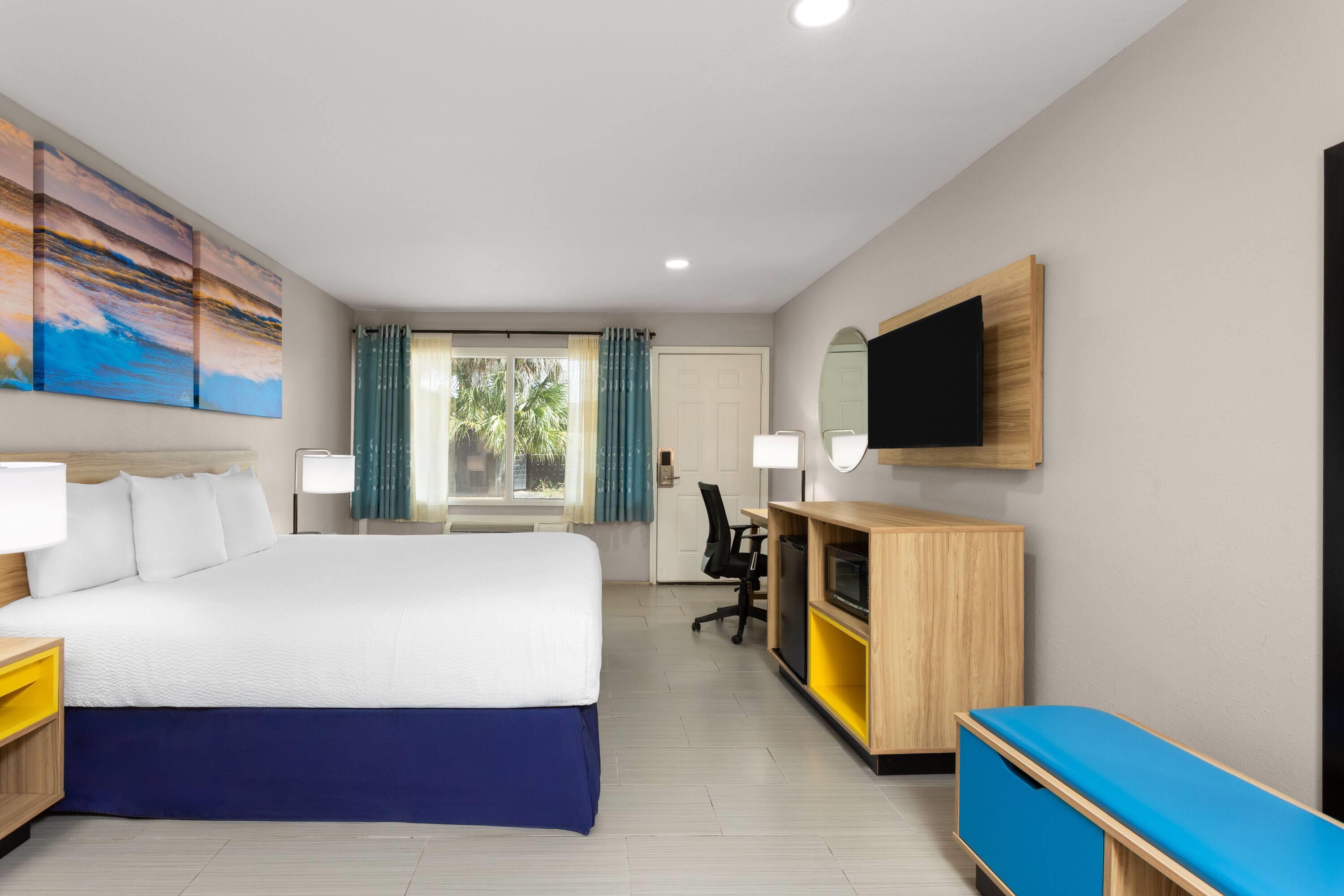 Room, King Bed, Country Side View