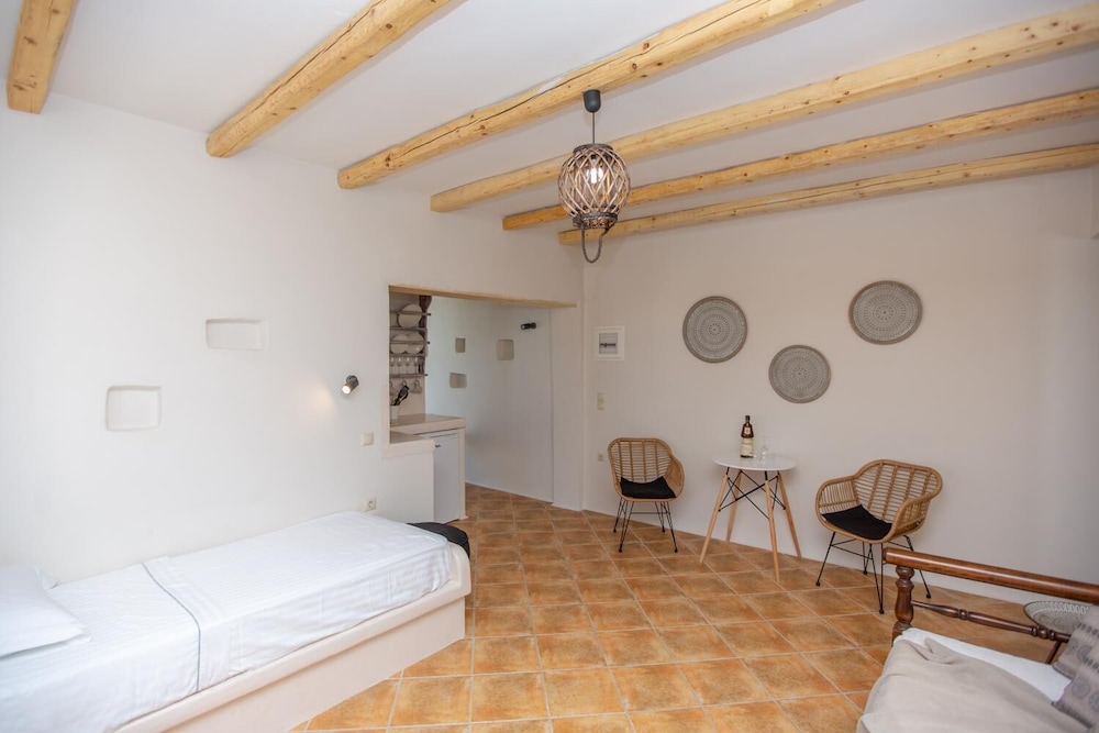 Ampelos Inn 10/47