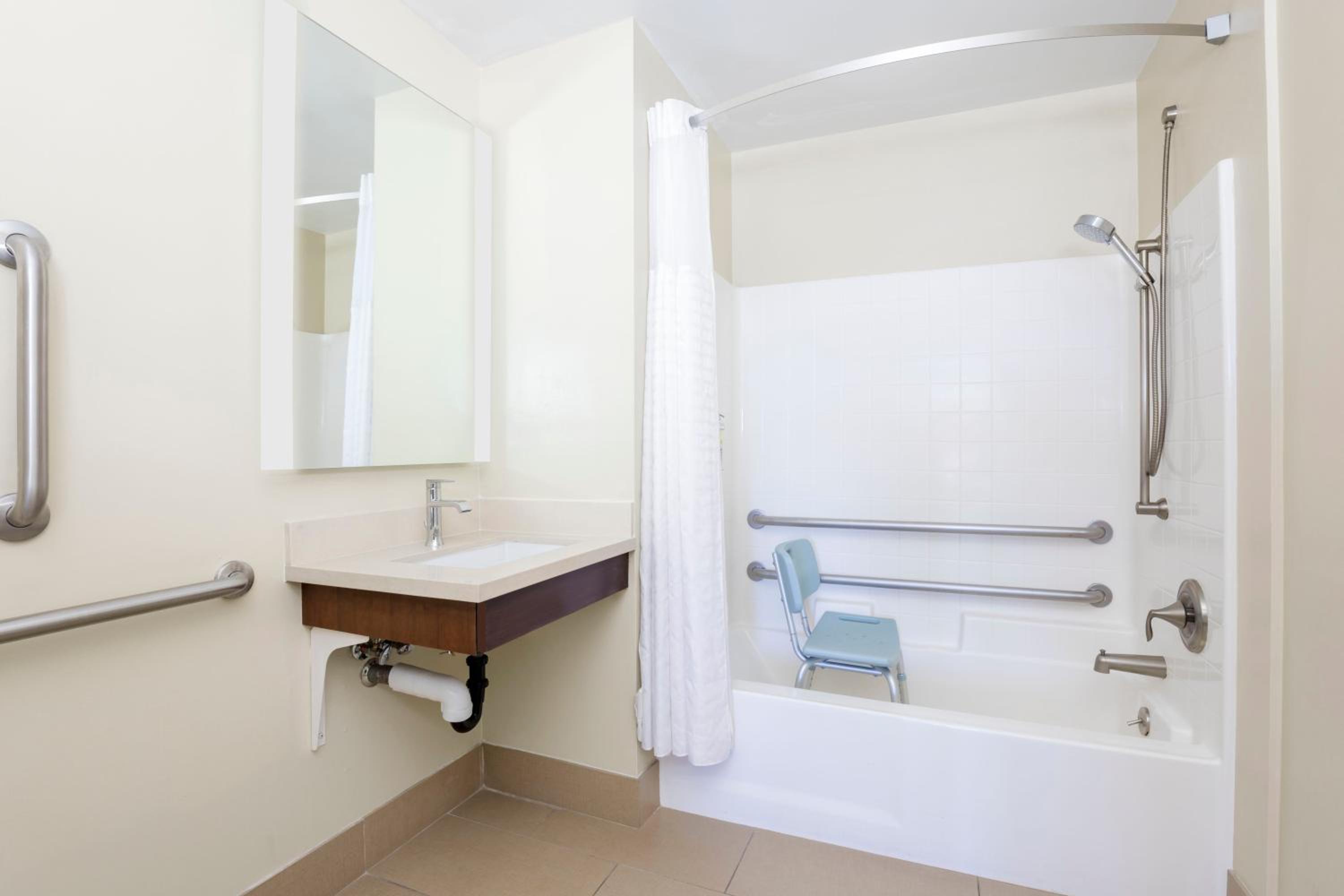غرفة بسرير كوين بحوض استحمام لذوي الإعاقة، Staybridge Suites Reno 4/4