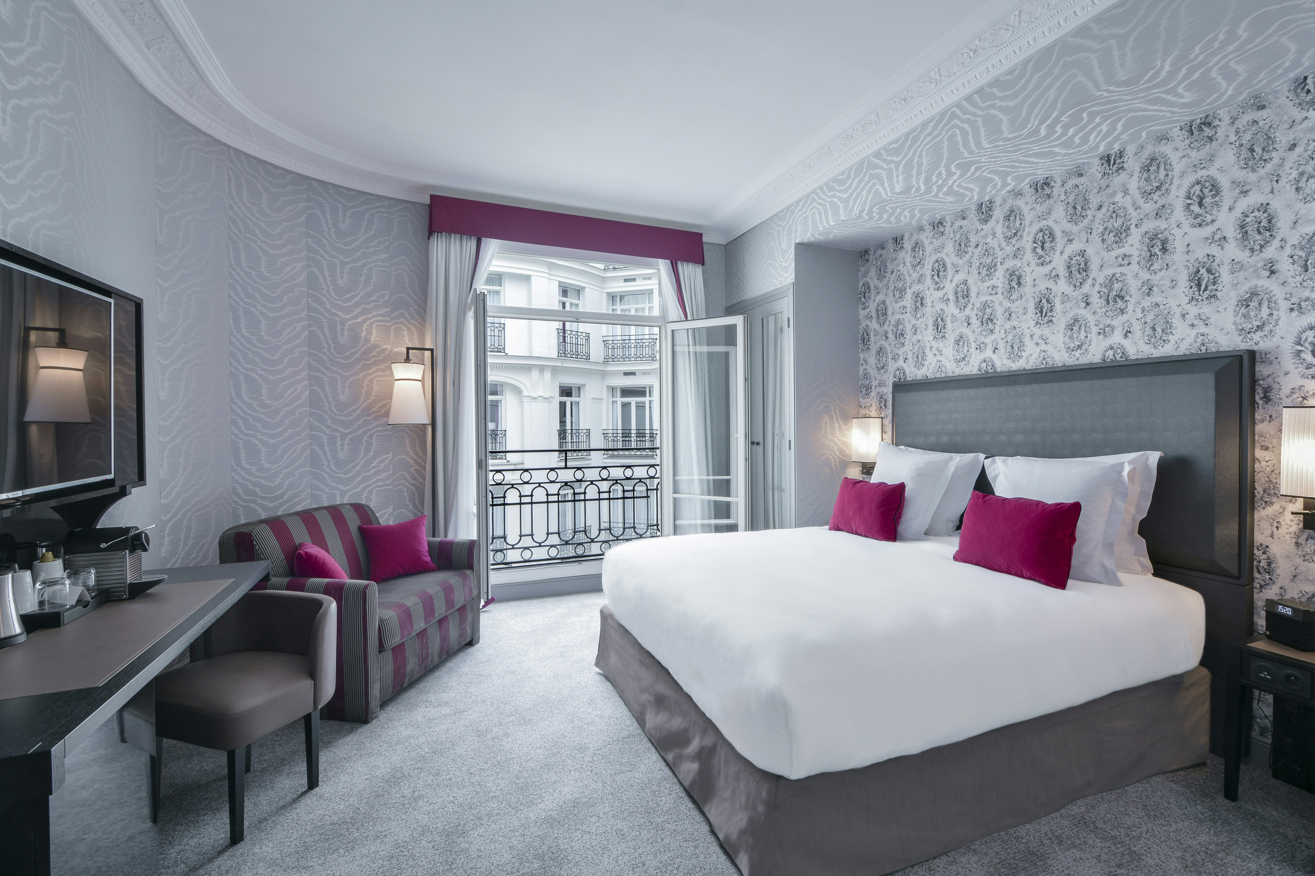 DELUXE, KING BED