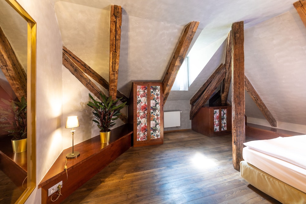 Miss Sophie's Charles Bridge 34/69