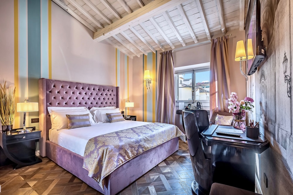DELUXE, KING BED