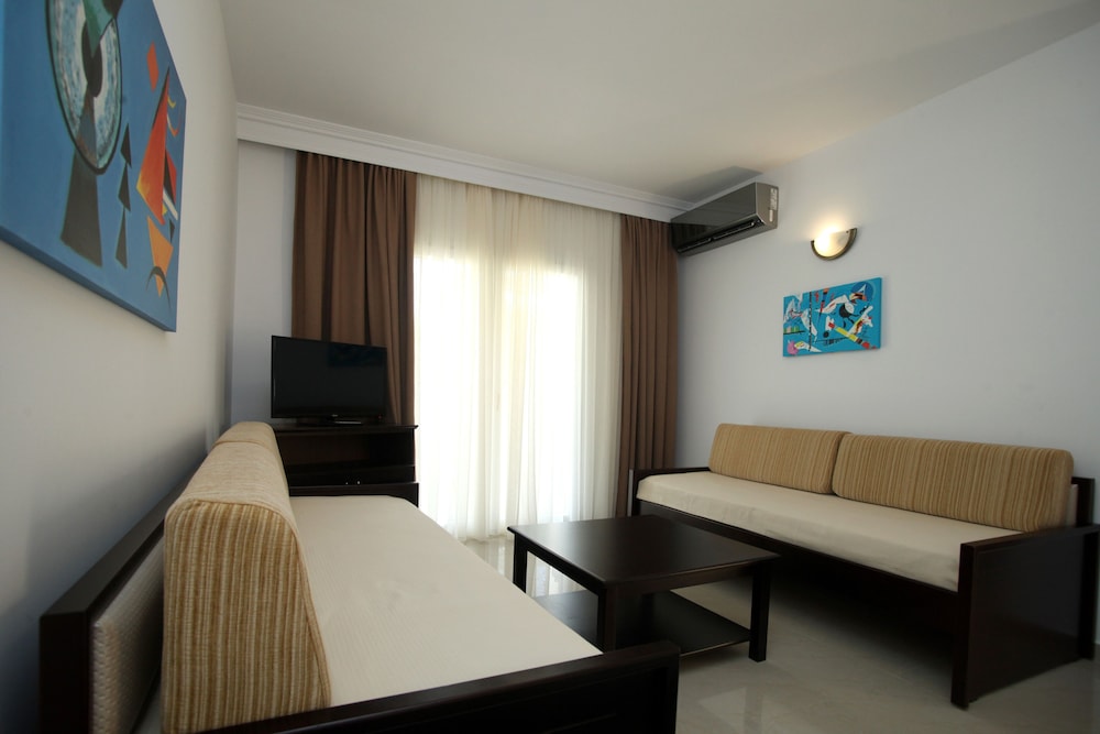 Naias Beach Hotel 24/43