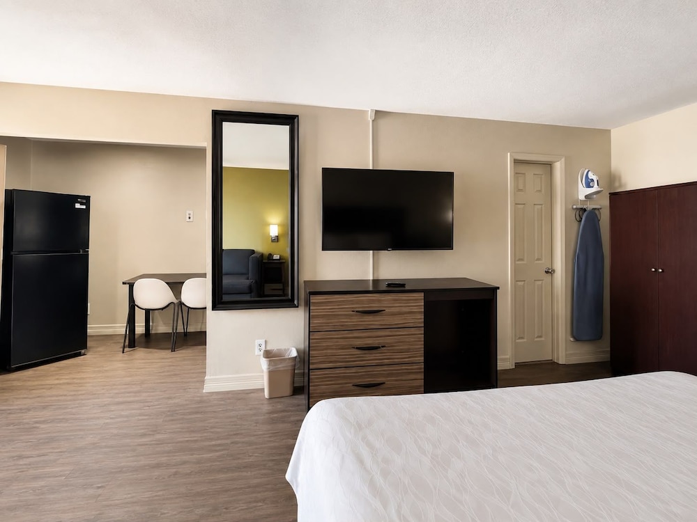 Stratford House Inn and Suites 21/51