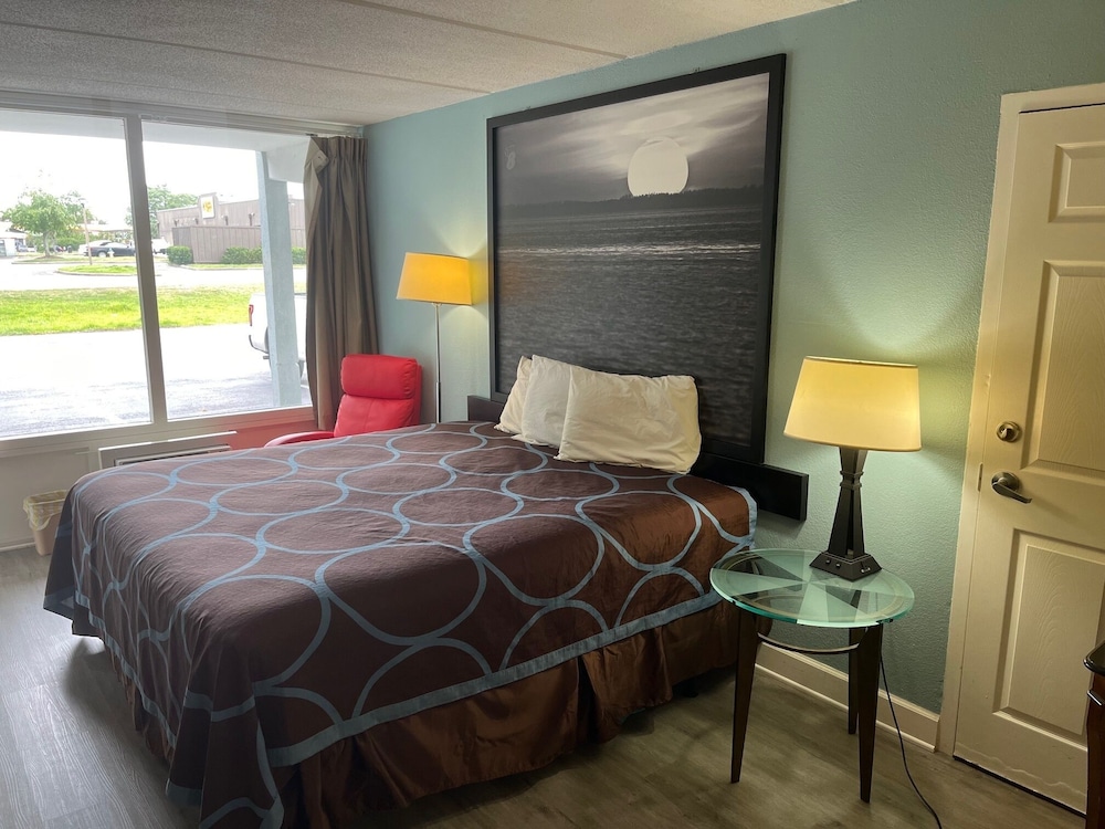 Super 8 By Wyndham Kingsland 6/17