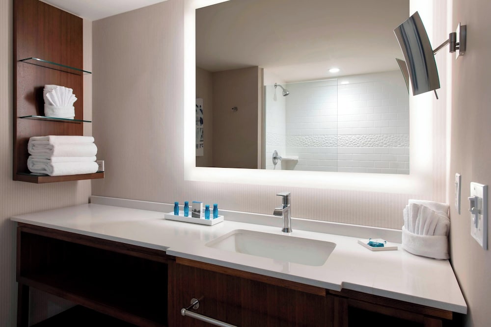 غرفة بسريرين كوين، Delta Hotels By Marriott Basking Ridge 2/3