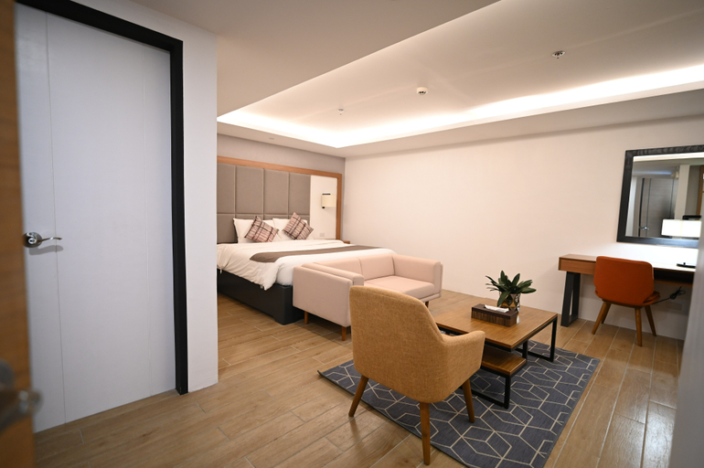 Junior Penthouse, Crown Hotel Palawan at Harbour Springs 3/4