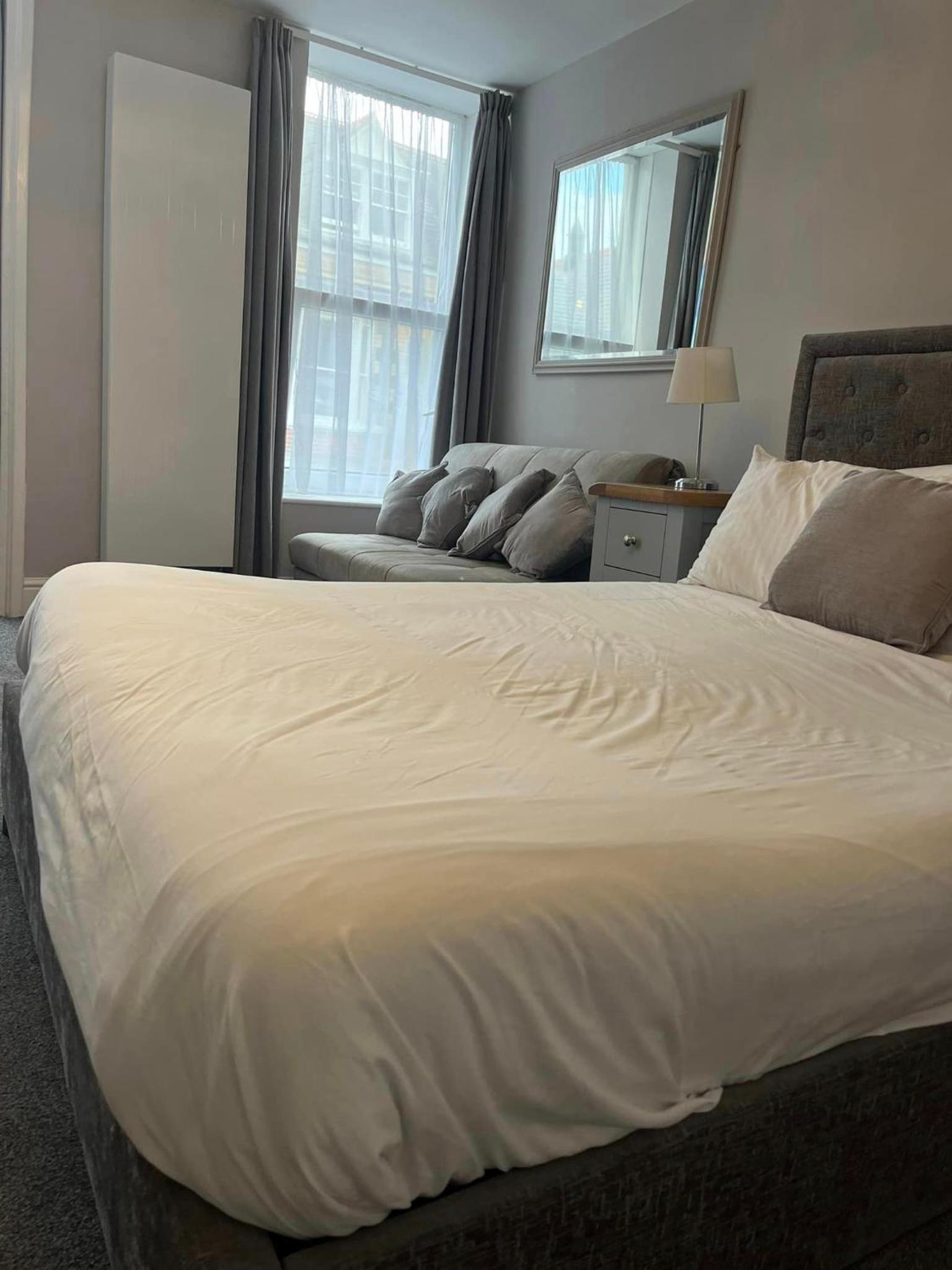Studio, 2 Double and Twin Beds