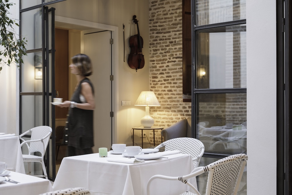 Amadeus Hotel Sevilla 47/87