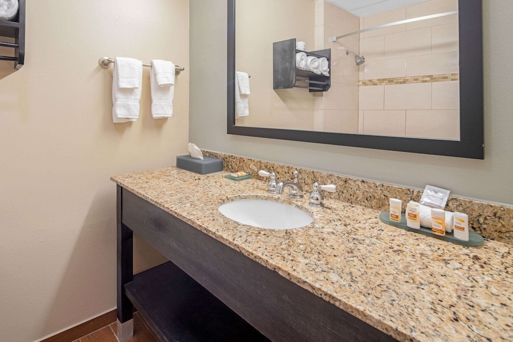 La Quinta Inn & Suites by Wyndham Gonzales LA 7/48