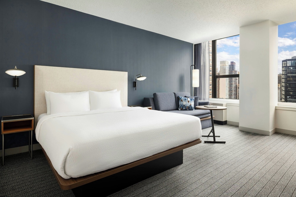 غرفة ديلوكس بسرير كينج مع أريكة، Courtyard New York Manhattan/Midtown East 5/10