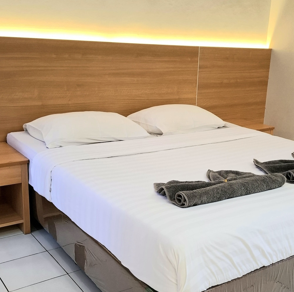 Hotel Kencana Jaya by ZUZU 13/50