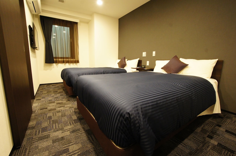 ROOM, TWIN BEDS