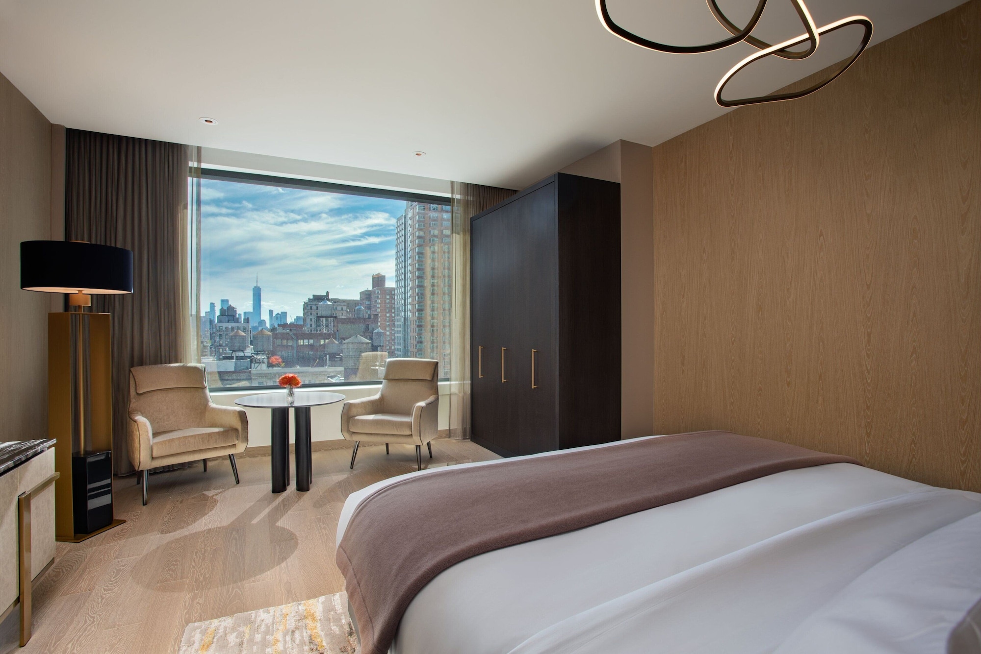 DELUXE, KING BED