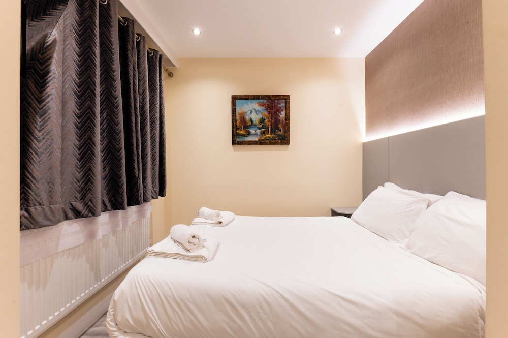 LUXURY, TRIPLE, 1 DOUBLE AND 1 SINGLE BED