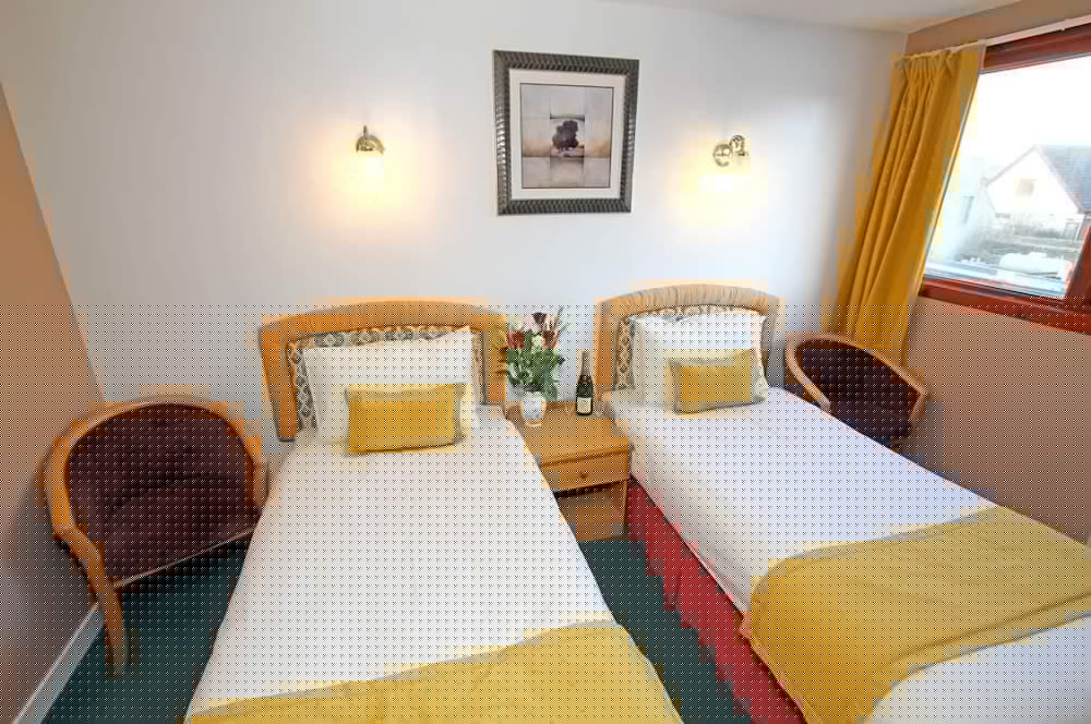 CASTLETOWN HOTEL 32/40