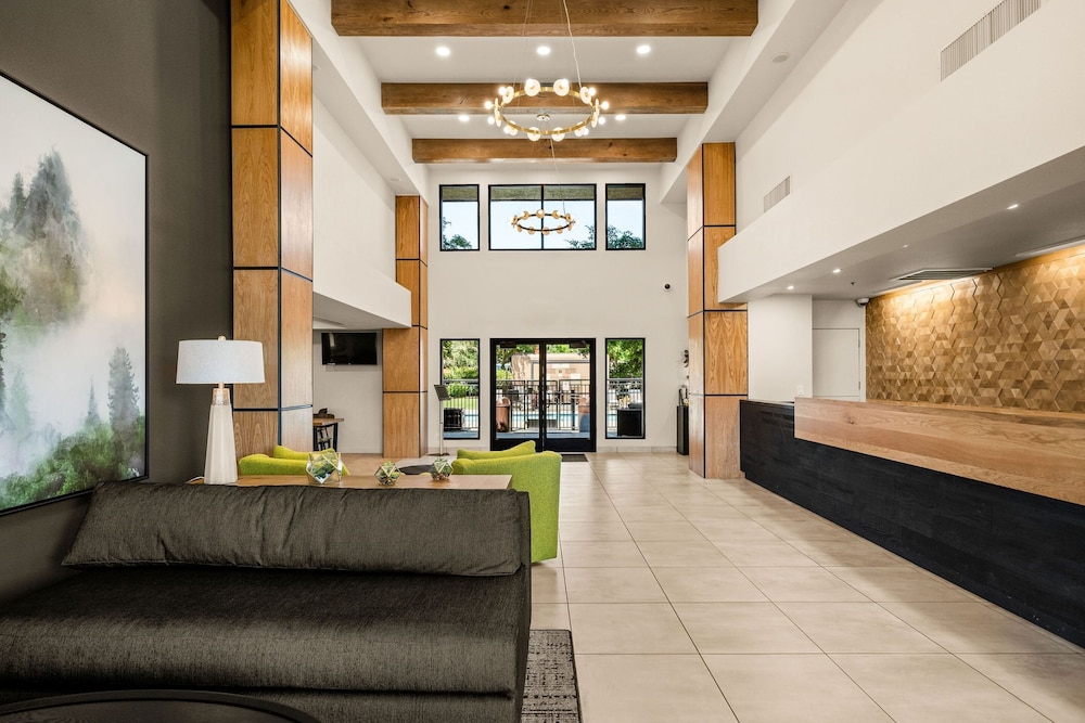 Oxford Suites Redding 11/64