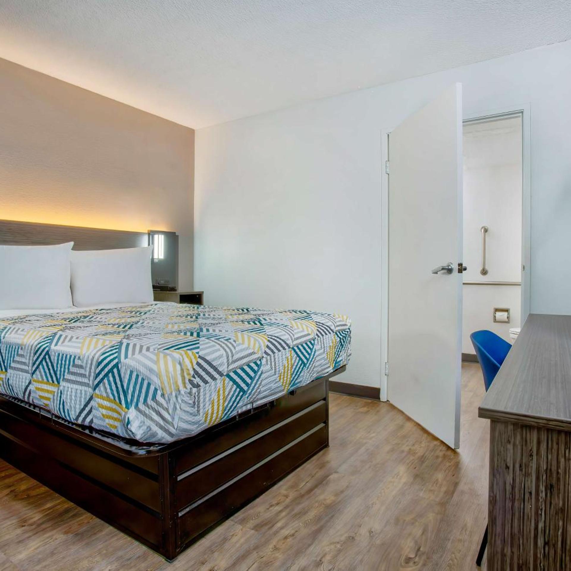 1 Queen Bed - Mobility Accessible Tub Nsmk
