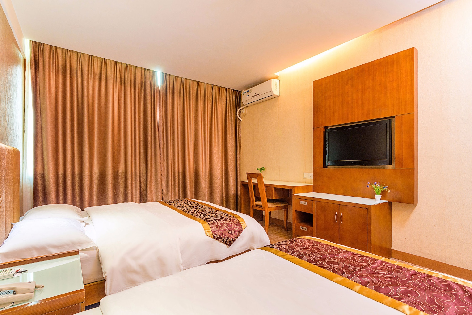 EXTERIOR, TWIN BEDS