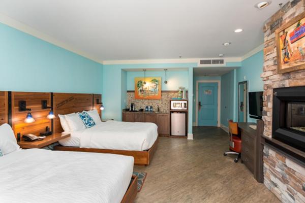 River, 2 Queen Beds, Balcony