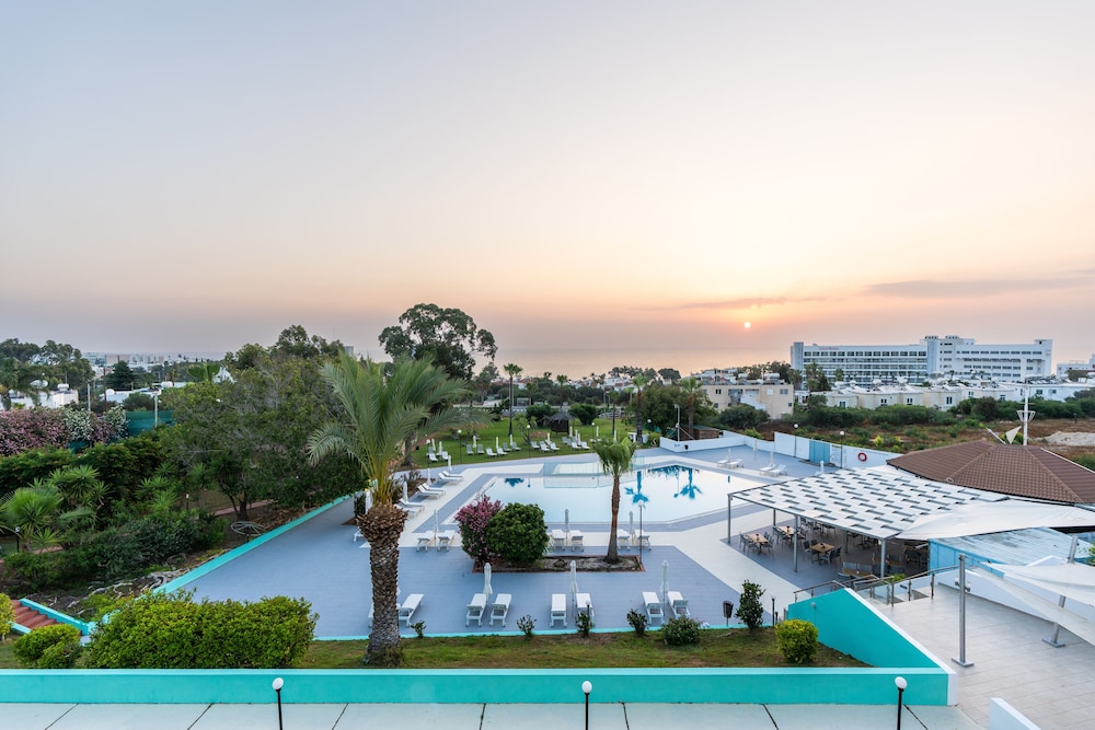 Adelais Bay Hotel 47/50