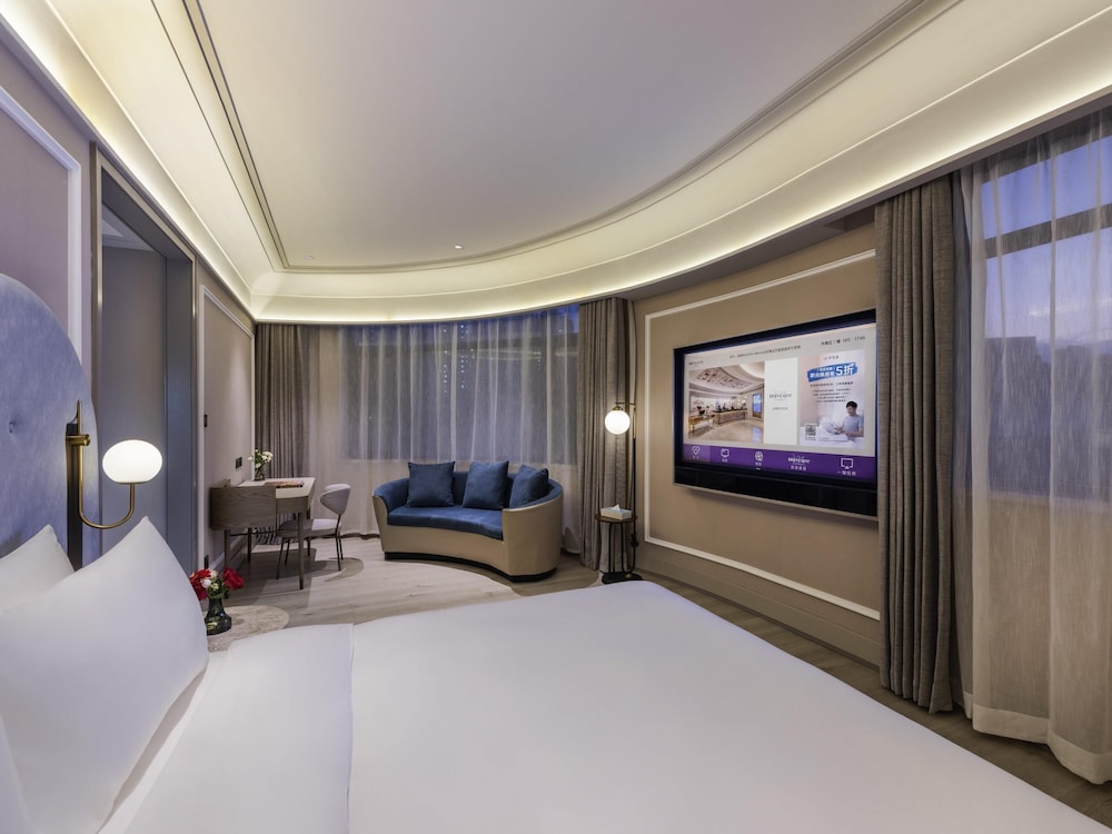 PRIVILEGE, KING BED