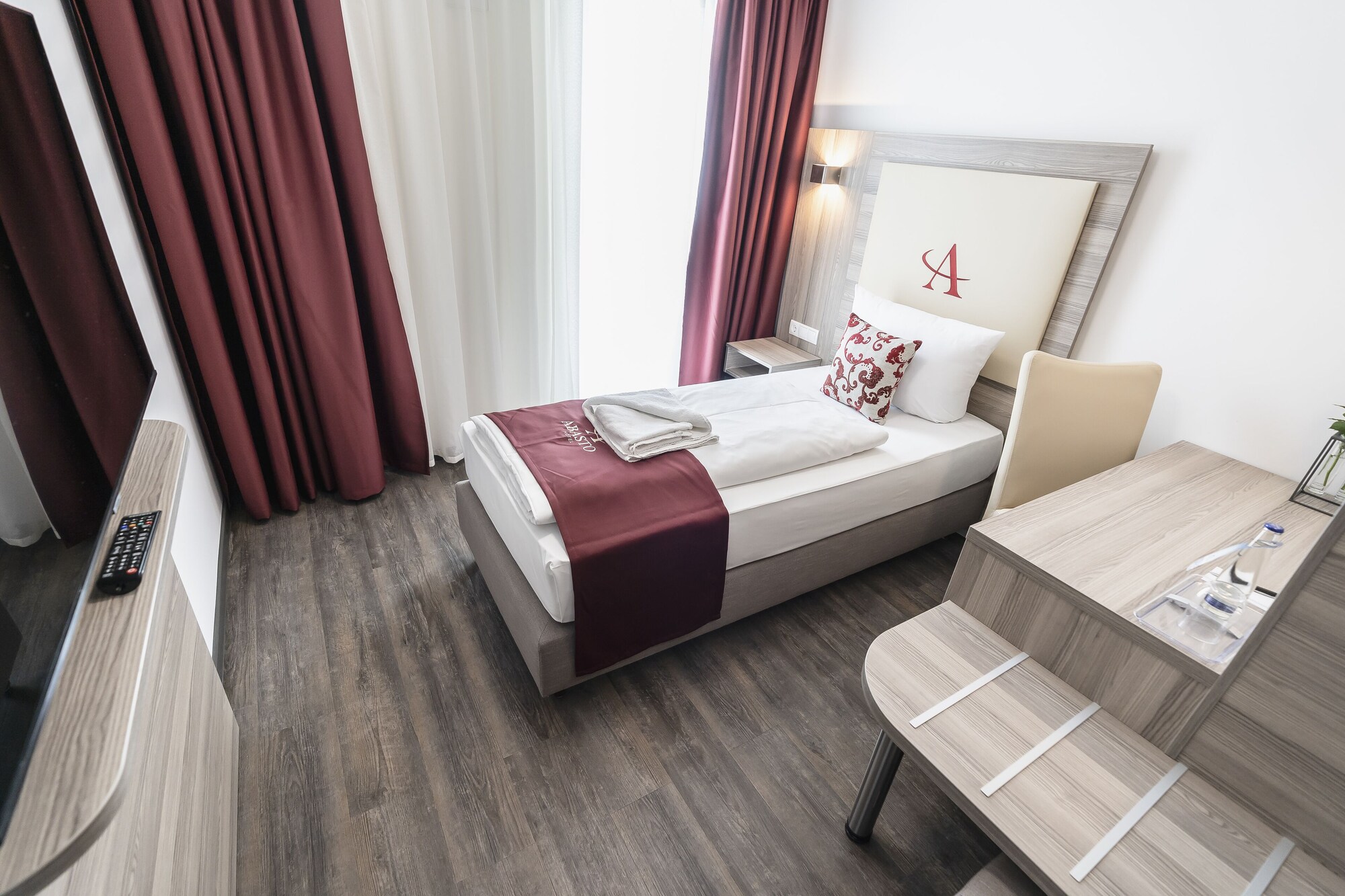 ROOM, SINGLE