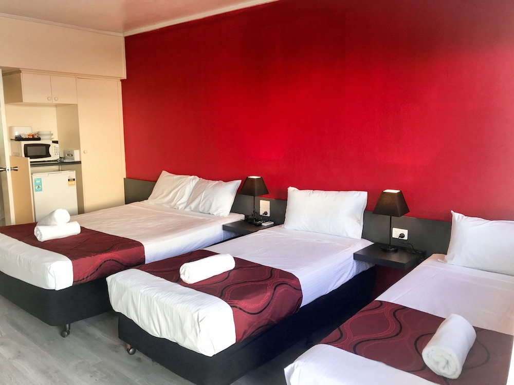 TROPICAL GATEWAY MOTOR INN 38/62