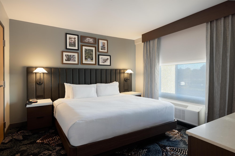 جناح ركني بسرير كينج، DoubleTree by Hilton Hotel Savannah Airport 7/10